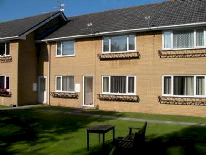 2 Bedroom Flat To Rent In Penlline Road, Whitchurch, Cardiff, CF14