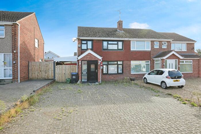 3 Bedroom Semi Detached House For Sale In Ashford Gardens, Whitnash, Leamington Spa, CV31