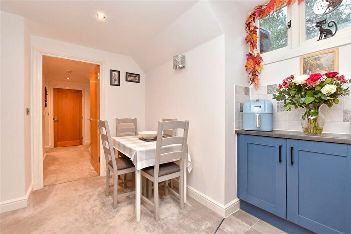 2 Bedroom Flat For Sale In Elizabeth Drive, Banstead, Surrey, SM7