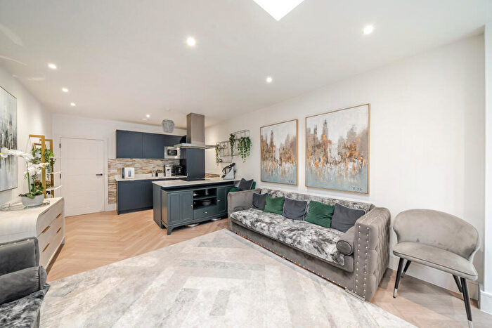 3 Bedroom Flat For Sale In Brighton Road, Coulsdon, CR5