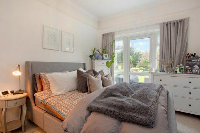 2 Bedroom Flat To Rent In Lauriston Road, London, SW19