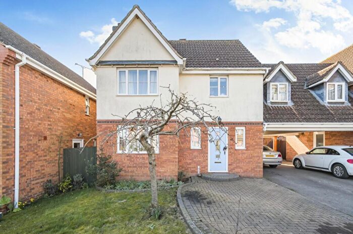 4 Bedroom Link Detached House For Sale In Dewar Drive, Daventry, NN11