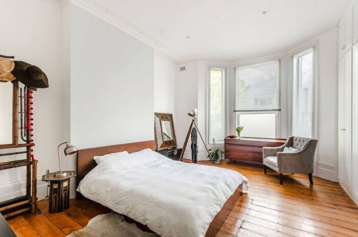 1 Bedroom Flat To Rent In Devonport Road, Shepherd's Bush, London, W12