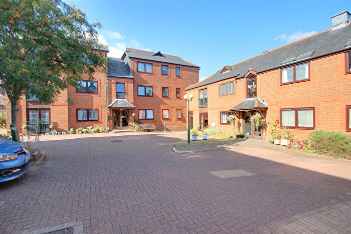 2 Bedroom Flat For Sale In High Street, Kings Langley, WD4