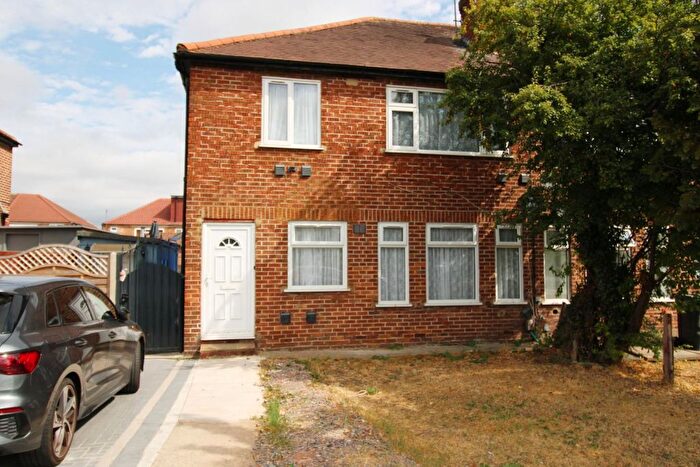 2 Bedroom Flat To Rent In Welland Gardens, Western Avenue, Perivale, Greenford, UB6