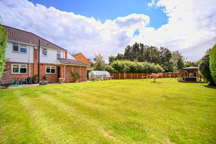 4 Bedroom Semi-Detached House To Rent In Ray Lea Close, Maidenhead, SL6