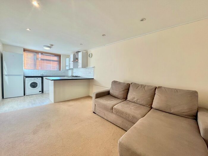 3 Bedroom Flat To Rent In Station Road, Finchley Central, London, N3