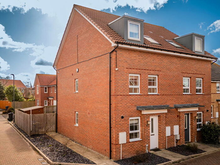 3 Bedroom Semi-Detached House For Sale In Fieldside, Carlton, DN14