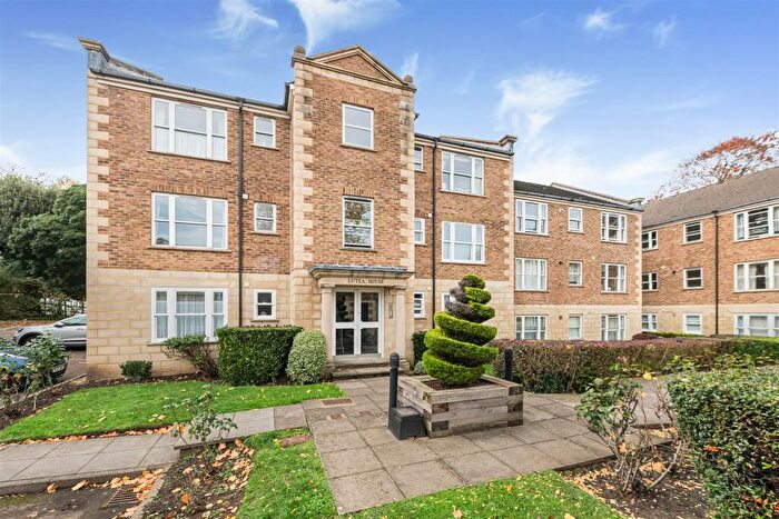 1 Bedroom Apartment For Sale In Walnut Mews, Christchurch Park, Sutton, SM2