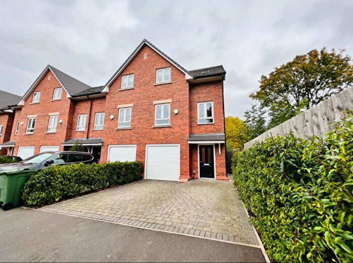 4 Bedroom Town House To Rent In Wimbledon Close, Manchester, M16