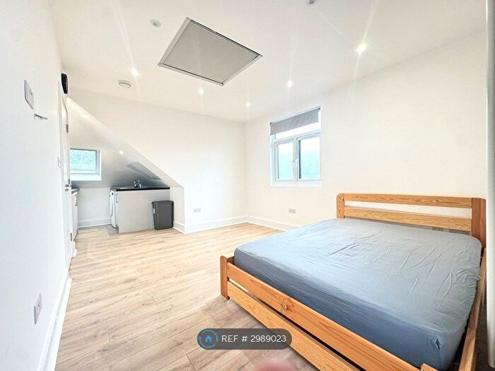 Studio To Rent In Middlesex, Pinner, HA5