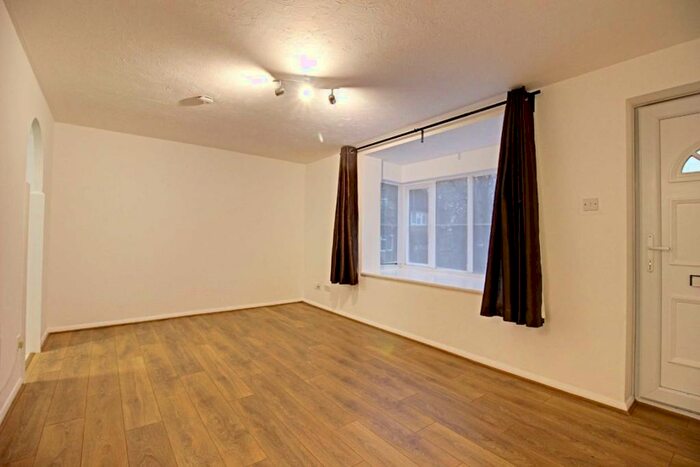 Flat To Rent In Caldicote Green, Snowdon Drive, NW9