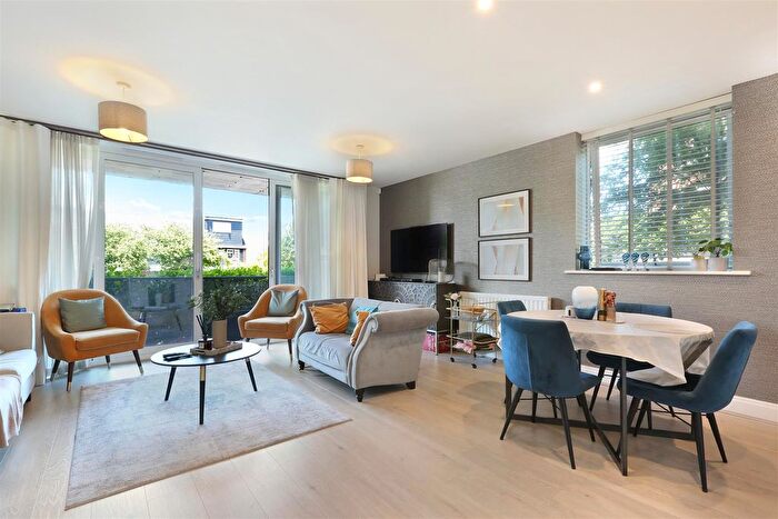 3 Bedroom Flat For Sale In East Street, Epsom, KT17