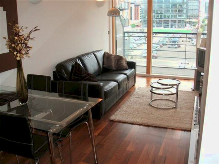 2 Bedroom Flat To Rent In Whitehall Waterfront, Riverside Way, Leeds, LS1