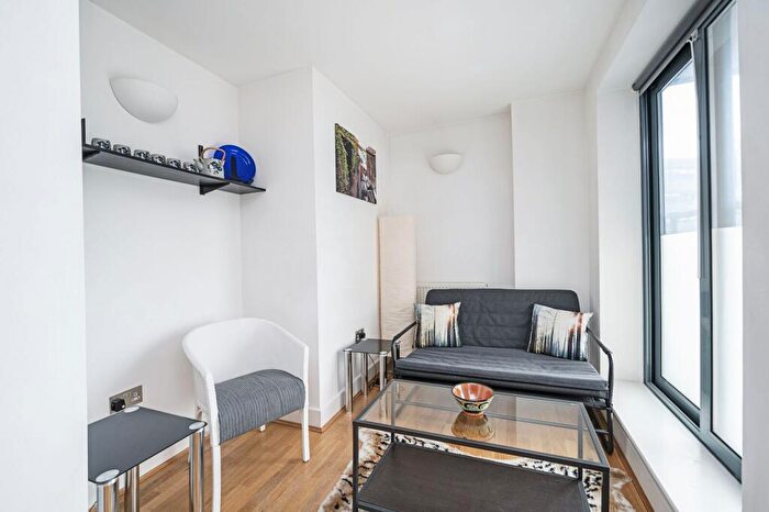 1 Bedroom Flat To Rent In Goswell Road, Angel, London, EC1V