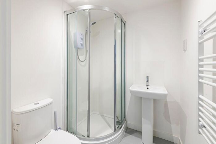 2 Bedroom Flat To Rent In Lower Bristol Road, Bath, BA2