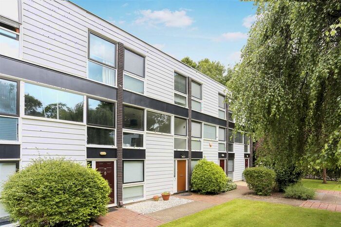 4 Bedroom Town House To Rent In Bankside Close, Carshalton, SM5