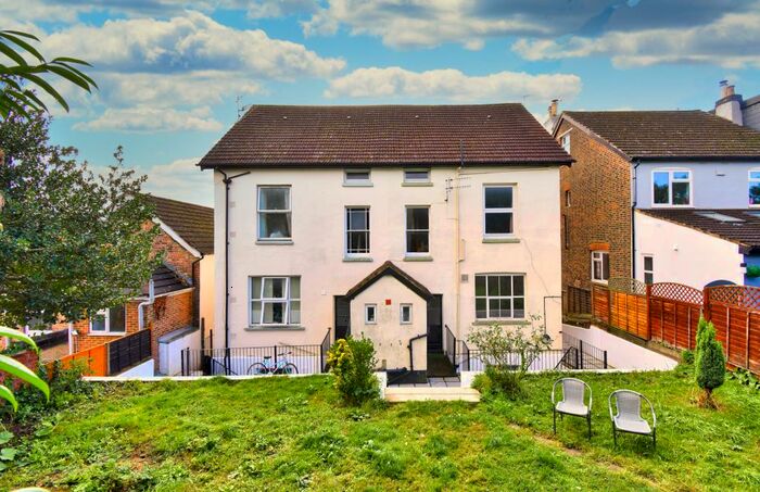 1 Bedroom Apartment To Rent In Grovehill Road, Redhill, RH1