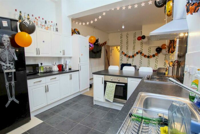 5 Bedroom House To Rent In Newton Grove, Dartmouth Road, Birmingham, B29