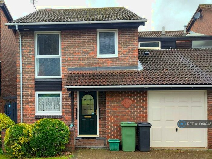 4 Bedroom Semi-Detached House To Rent In Grafton Park Road, Worcester Park, KT4