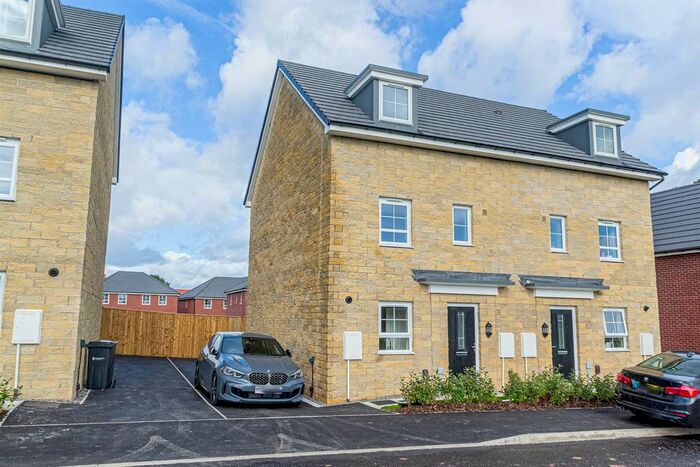4 Bedroom Town House To Rent In Falstaff Gardens, Orchard Meadows, Appleton, WA4