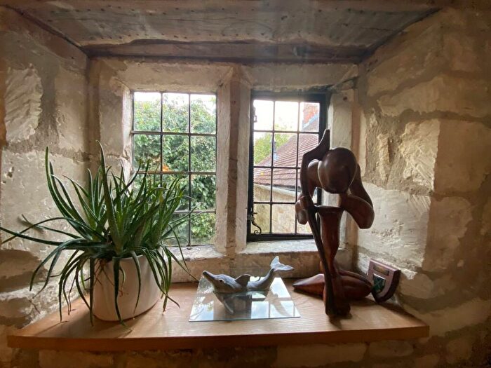 2 Bedroom Cottage For Sale In London Road, Stroud, GL5