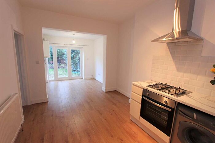 2 Bedroom Flat To Rent In George Road, Chingford, E4