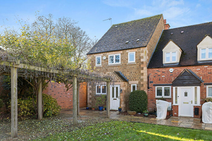 2 Bedroom House For Sale In Highlands, Lower Tadmarton, OX15