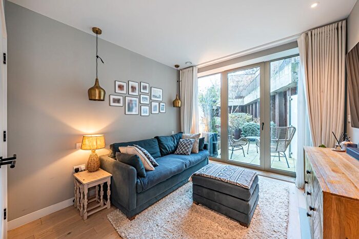 2 Bedroom Maisonette For Sale In Balham High Road, London, SW17