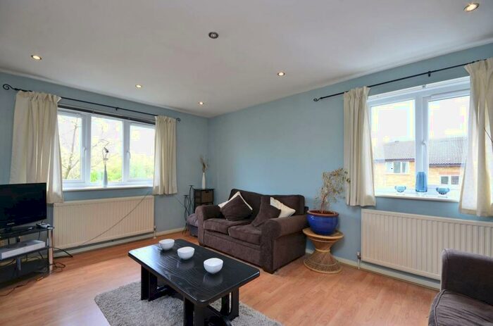 2 Bedroom Flat To Rent In Laburnum Close, Friern Barnet, London, N11