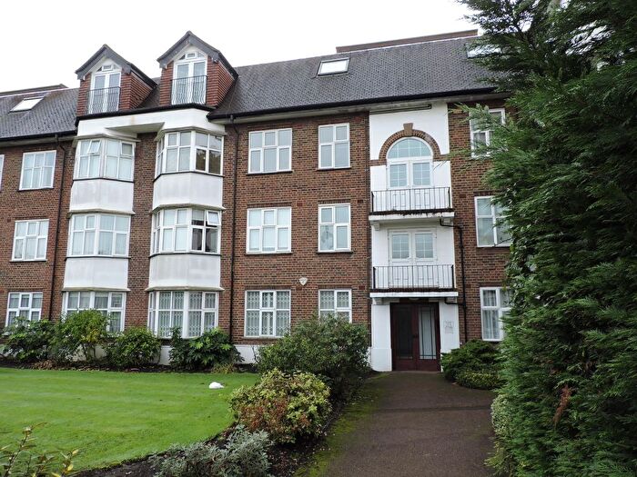 3 Bedroom Flat To Rent In Collingwood Court, Queens Road, Hendon, London, NW4