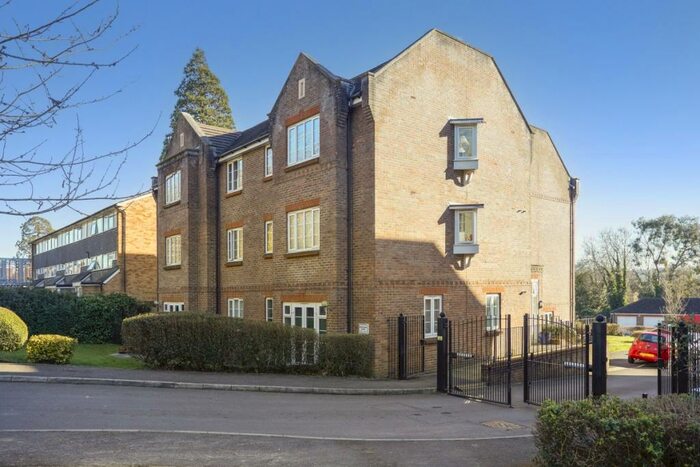 2 Bedroom Flat To Rent In Gatton Park Road Redhill, RH1