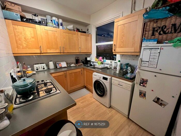 3 Bedroom Flat To Rent In Holly Park Road, London, N11