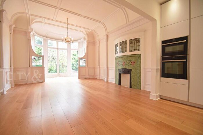 2 Bedroom Apartment To Rent In Belsize Square, London, NW3