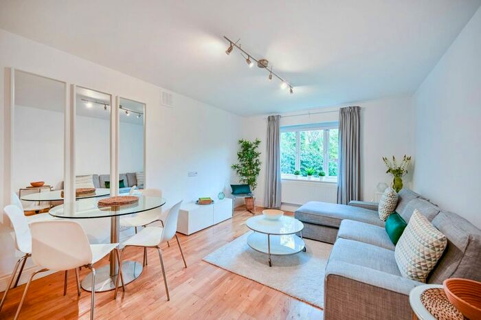 2 Bedroom Flat To Rent In Isis Close, West Putney, London, SW15