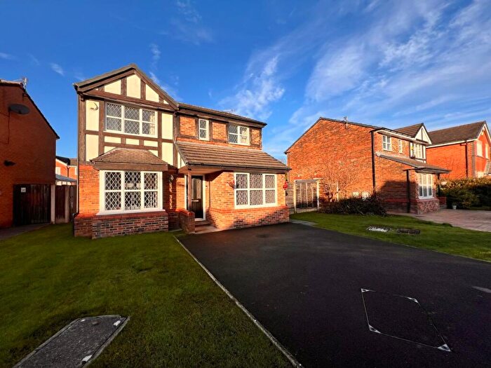4 Bedroom Detached House For Sale In Parkside Close, Radcliffe, Manchester, M26