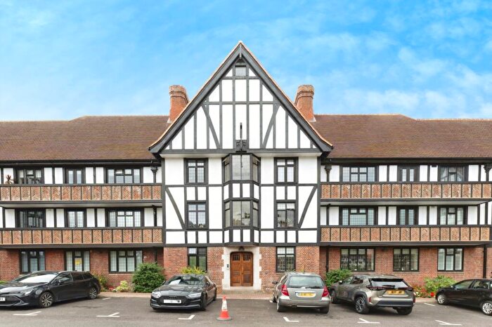 2 Bedroom Flat For Sale In Queens Close, Lammas Lane, Esher, Surrey, KT10