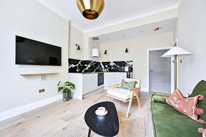 1 Bedroom Flat To Rent In Woodstock Grove, Brook Green, London, W12