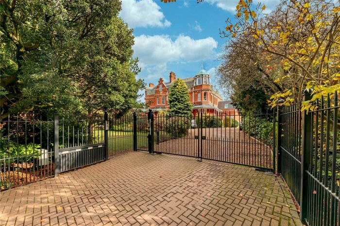 2 Bedroom Flat To Rent In Lyle Park, London, SW15