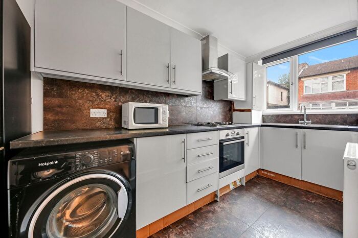 1 Bedroom Flat For Sale In Landseer Avenue, London, E12