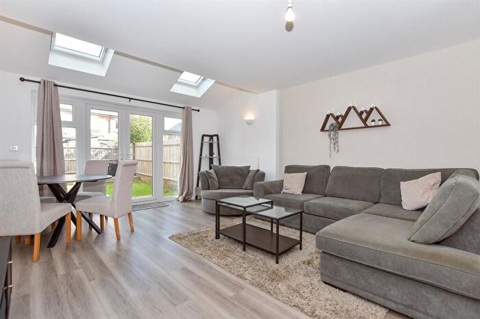 3 Bedroom Semi-Detached House For Sale In The Glebe, Yalding, Maidstone, Kent, ME18