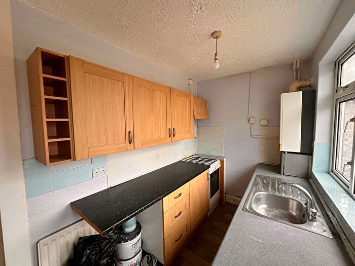 2 Bedroom Flat To Rent In Botwell Crescent, Hayes, UB3
