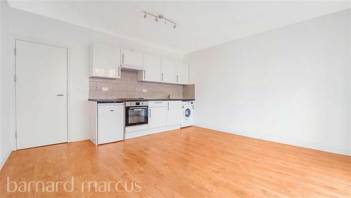 1 Bedroom Flat To Rent In High Street, Staines, TW18