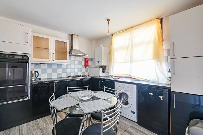 4 Bedroom Flat To Rent In Manchester Road, Isle Of Dogs, London, E14