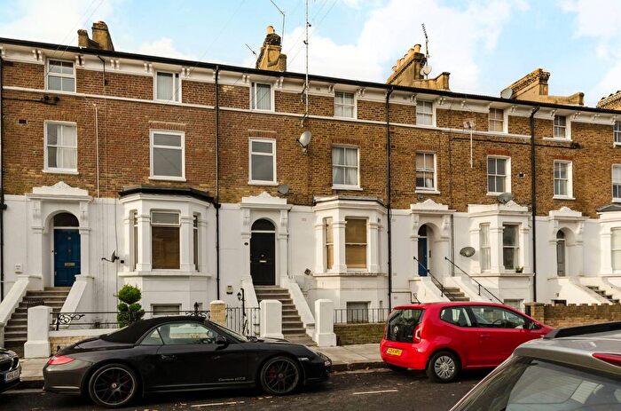 2 Bedroom Flat To Rent In Oaklands Grove, Shepherd's Bush, London, W12