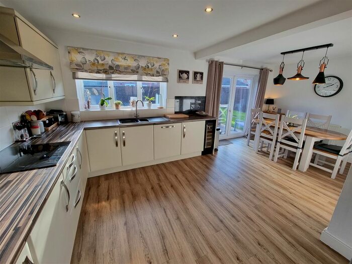 4 Bedroom Detached House For Sale In Beacon View, Ollerton, Newark NG22