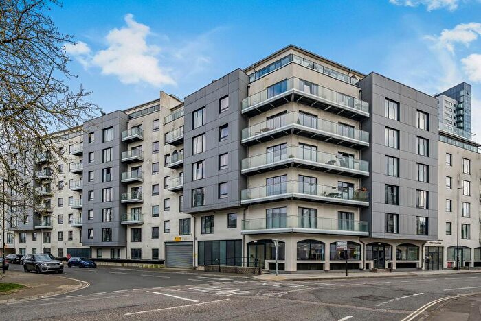 2 Bedroom Flat For Sale In Royal Crescent Road, Royal Crescent Apartments, SO14