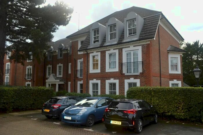 2 Bedroom Flat To Rent In Woodside Avenue, Woodside Park, North Finchley, London, N12