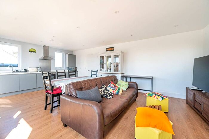 3 Bedroom Flat To Rent In Fifth Avenue, Manor Park, London, E12