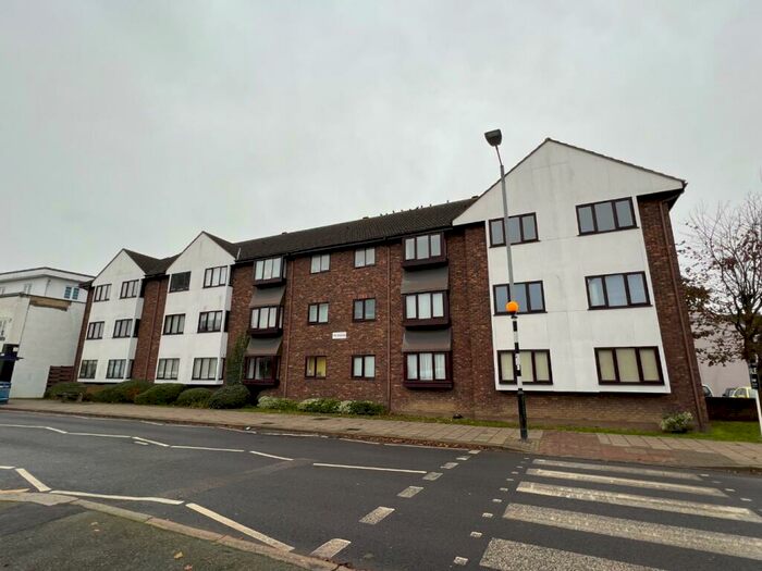 2 Bedroom Flat To Rent In The Ospreys, Leigh Road, Leigh-on-Sea, SS9